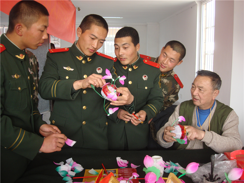 2015年慰问南京武警总队,教战士们做花灯.