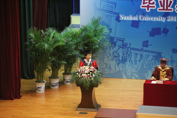图为范小云在南开大学2017届博士研究生毕业典礼上演讲