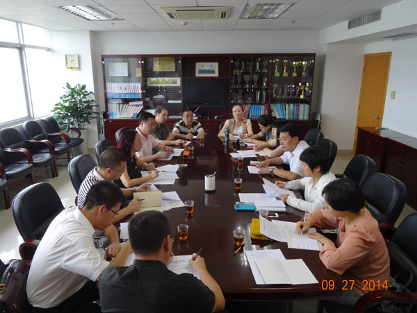 座谈会现场 2014年9月24日下午,民进中央副秘书长王建国带领民进中央组织部、办公厅一行5人在厦门开展组织建设工作专题调研,并与民进厦门市委会机关干部及部分基层组织负责人进行座谈。 民进厦门市委会专职副主委吴丽冰就厦门民进开展坚持和发展中国特色社会主义学习实践活动、巿委会领导班子建设、代表性人士及后备干部队伍建设、会内监督工作、开展创先争优活动和组织建设年工作、机关建设等六个方面的工作情况进行了汇报。来自湖里总支、思明总支、海沧总支、教育总支、文化出版支部的负责同志就基层组织在党派履职、社会服