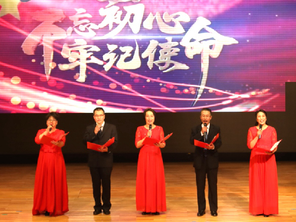 民进延庆总支部主委杨雪平(中)带领支委表演了诗朗诵《同心圆》