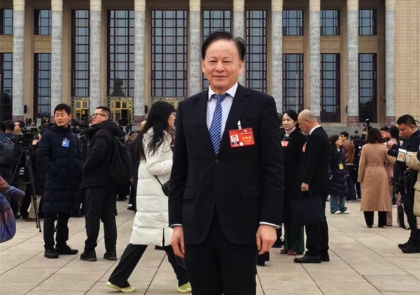 全国政协委员徐士龙呼吁守护青少年“舌尖上的安全”
