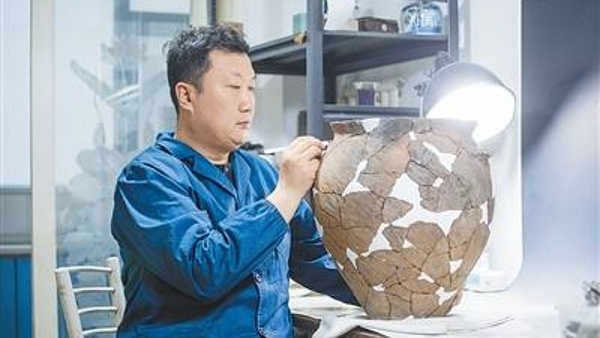 山西博物院陶瓷文物修复师续凯——笔锋流转 瓷韵复现
