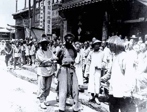 听命于联军的巡捕将义和团团民押往刑场
