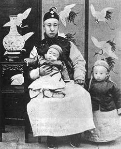 摄政王载沣与其子溥仪(末代皇帝)、溥杰