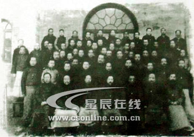 受袁世凯控制的政治会议议员合影,二排左一人为杨度
