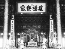“建极绥猷”匾及“帝命式于九围兹惟艰哉奈何弗敬;天心佑夫一德咏言保之求厥宁”对联原本悬挂于太和殿上,袁世凯恢复帝制曾想在太和殿“登基”,将该撤掉,宝座移往它处