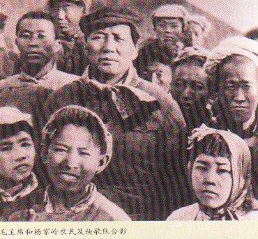 毛泽东和杨家岭农民秧歌队合影