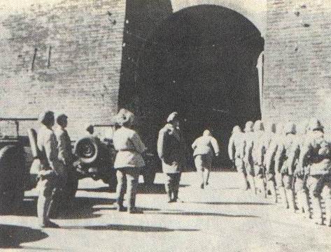 1949年1月31日,人民解放军进入北平时接管国民党岗哨