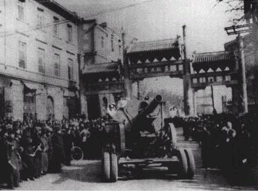 1949年2月3日,中国人民解放军举行入城式。图为解放军进入东交民巷时受到群众热烈欢迎