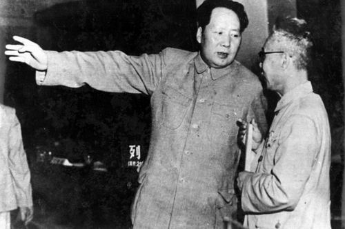 1950年6月,政协一届二次会议期间,毛泽东主席听取马叙伦关于学生健康问题的汇报(见《马叙伦》第80页)