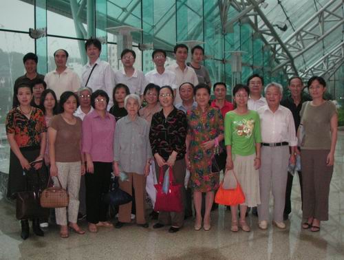 2005年9月6日,为庆祝教师节的到来,民进重庆市委会组织全市民进会员代表参观中国三峡博物馆