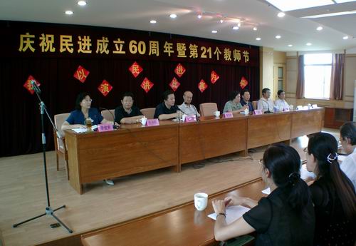民进石家庄市委会主委王刚(左三)在演讲比赛上讲话。