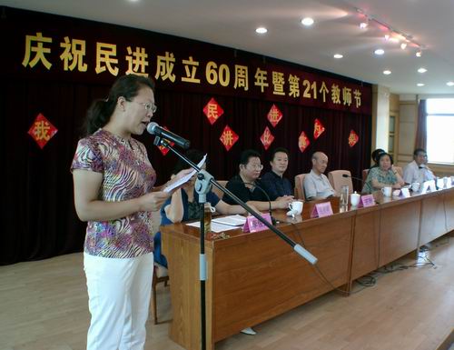 一等奖获得者甄秀芳在演讲。
