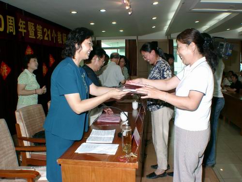 民进石家庄市驻会副主委兼秘书长李俊秀等领导在为获奖会员颁奖。