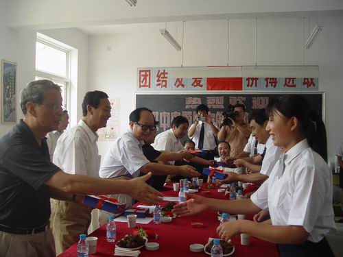 慰问优秀教师代表。