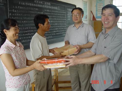 教师节期间,民进江西省委会前往1998年被洪水冲毁后,由民进中央资助修建、民进中央名誉主席雷洁琼亲笔题写校名的新建县“黄堂希望小学”开展送书及节日慰问活动