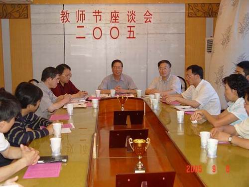 9月6日,民进江西省委会举行中青年骨干教师座谈会。省政协副主席、民进省委会主委刘运来出席座谈会并向与会会员教师和全省会员教师致以了崇高的敬意和节日的祝福