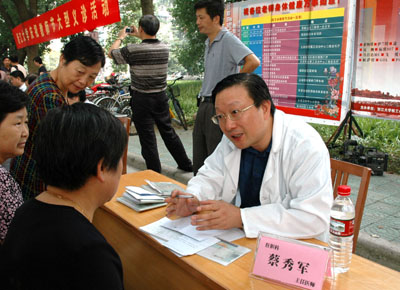 民进浙江省委常委、邵逸夫医院副院长蔡秀军在为教师咨询