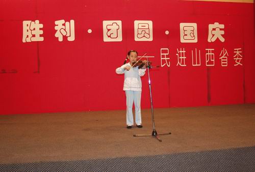 会员之女演出小提琴