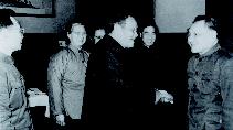 1980年,王企贤受到邓小平的亲切接见。图为与小平同志握手时的情景。