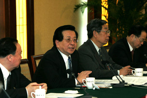 中共中央政治局常委、国家副主席曾庆红参加民盟、民进组联组讨论,并作重要讲话。