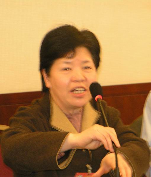 苟建丽:目前多数民办高校的学生在寒暑假期间不能购买半价的火车票。这件事折射出了民办学校依然未能获得与公办学校同等的政策待遇的现状。希望政府能关注到这一点,还民办学校学生以应有的权利。