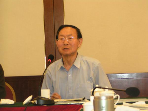 盖山林:政府应对被征用土地后的农户适当再增加补偿,切实保障他们的正当权益,尽量免除他们生活方面的后顾之忧。