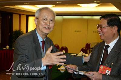 全国政协委员、民进中央副主席、中科院院士蔡睿贤将签好名的首日封交给刘运来