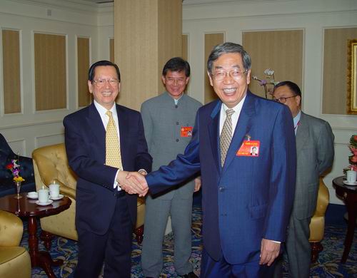 全国人大常委会副委员长、民进中央主席许嘉璐在北京饭店亲切会见部分出席“两会”的香港全国人大代表、政协委员。