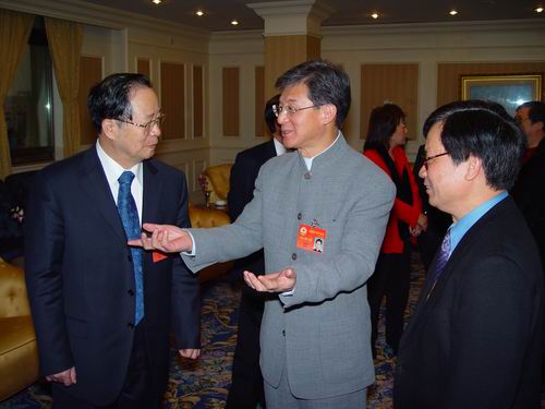 全国政协副主席、民进中央常务副主席张怀西与香港全国人大代表、政协委员亲切交谈。
