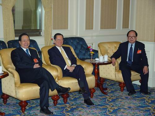 全国政协副主席、民进中央常务副主席张怀西,全国人大常委、民进中央副主席王立平与香港的全国人大代表、政协委员亲切交谈。