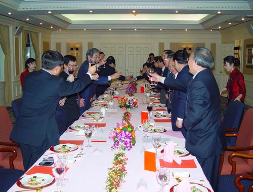 全国人大常委会副委员长、民进中央主席许嘉璐在北京饭店盛情宴请部分出席“两会”的香港全国人大代表、政协委员。