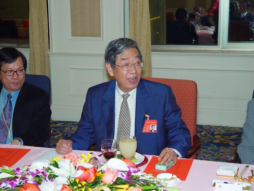 整个会见在热烈、融恰的气氛中进行。