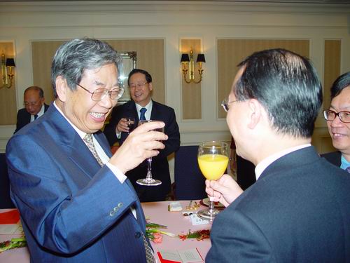 整个会见在热烈、融恰的气氛中进行。