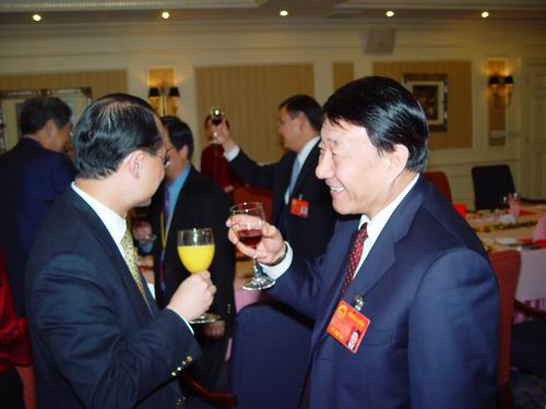 全国人大常委、民进中央副主席王佐书与香港的全国人大代表、政协委员举杯畅饮。