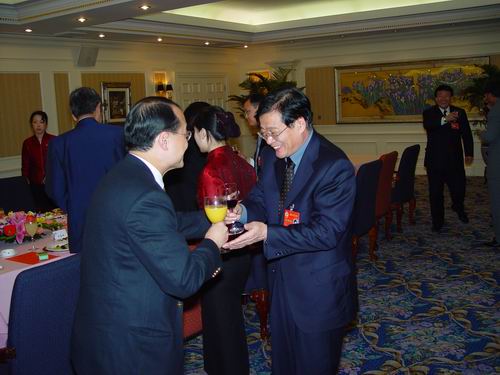 全国政协委员、民进中央秘书长赵光华与香港的全国人大代表、政协委员举杯畅饮。