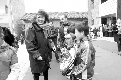 2011年2月25日,张礼慧到瓜瓢村做调研,并向留守儿童赠送钢琴、学习用品。资料照片 2011年2月25日,张礼慧到瓜瓢村做调研,并向留守儿童赠送钢琴、学习用品。资料照片
