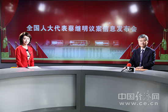 全国人大代表，清华大学教授蔡继明做客《中经在线访谈特别节目—聚焦2014两会》 摄影/裴小阁