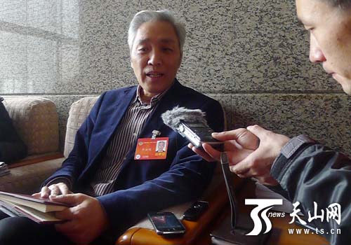 牛汝极接受记者采访
