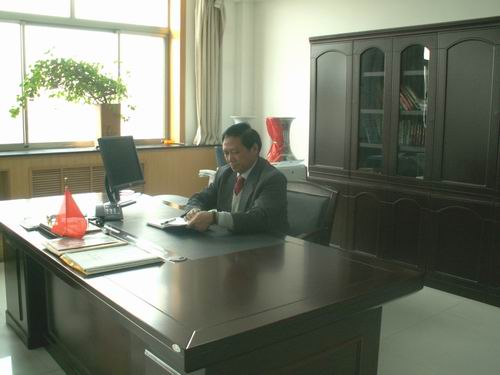 李国璋主委在办公