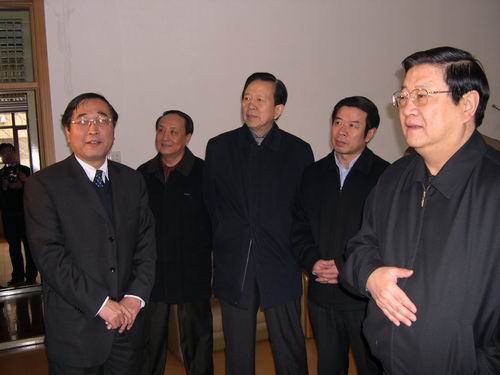 2004年12月29日,中共河北省委书记白克明、省长季允石及有关领导来机关看望全体机关工作人员