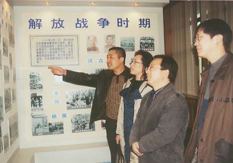 民进哈尔滨市委会的机关同志参观《百年沧桑——哈尔滨档案馆馆藏展览》,接受爱祖国、爱家乡的教育