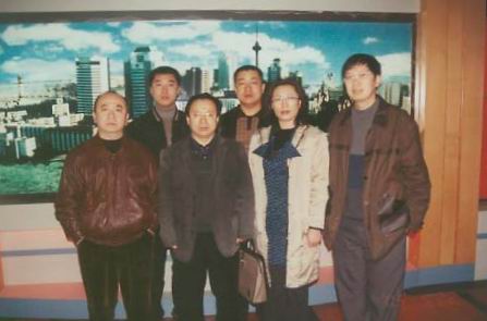 机关同志在“前进中的哈尔滨”馆内合影留念