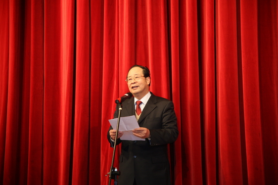 全国政协副主席、民进中央常务副主席张怀西在演出前向来宾致词