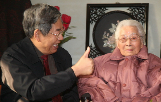 玉洁冰清心犹笑,瑶琼万千女中杰