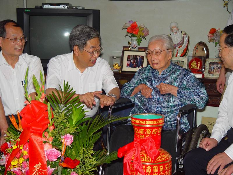 许嘉璐主席、雷洁琼名誉主席亲切交谈