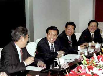 中共中央总书记胡锦涛和中共中央政治局常委贾庆林,中共中央政治局常委、中央书记处书记曾庆红等中央领导同志走访了各民主党派中央和全国工商联并座谈。