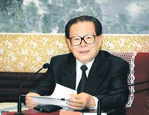 2002年9月17日,中共中央在北京中南海怀仁堂召开党外人士座谈会,中共中央总书记江泽民主持会议并发表重要讲话。
