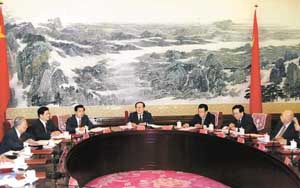 2002年9月17日,中共中央召开党外人士座谈会,听取各民主党派中央、全国工商联的负责人和无党派人士对中共十六大报告征求意见稿的意见。