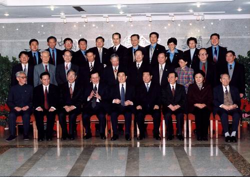 中共中央总书记胡锦涛等中央领导同志走访民进中央后和大家合影